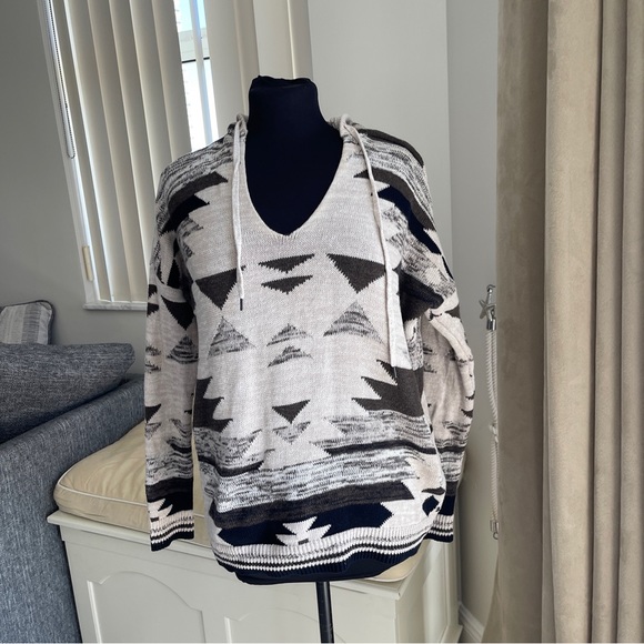 American Eagle Outfitters Aztec Hooded Black White Sweater Womens Size SX - Picture 1 of 4
